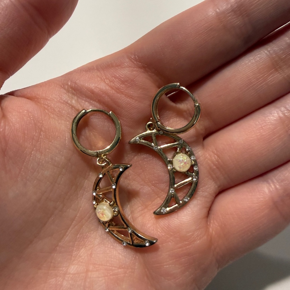 🎆3 FOR$20🎆 Gold Crescent Moon Earrings